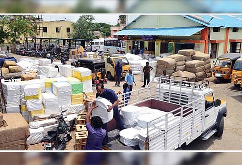 லாரிகள் வேலைநிறுத்தம் எதிரொலி: ரூ.5 ஆயிரம் கோடி மதிப்புள்ள பொருட்கள் தேக்கம்