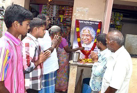 நினைவு தினத்தையொட்டி அப்துல்கலாம் உருவப்படத்திற்கு மாலை அணிவித்து அஞ்சலி