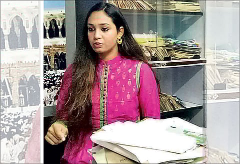 திருமண ஆசை காட்டி இளைஞர்களிடம் மோசடி: நடிகை சுருதி, போலீஸ் அதிகாரி மீது பாலியல் புகார்