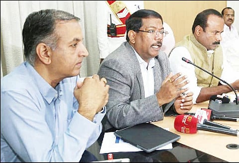 இந்திரா உணவகத்தில் துப்புரவு தொழிலாளர்களுக்கு மதிய உணவு