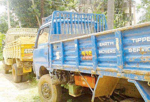 நள்ளிரவில் போலீசார் அதிரடி: செம்மண் கடத்திய 2 மினி லாரிகள், பொக்லைன் எந்திரம் பறிமுதல்