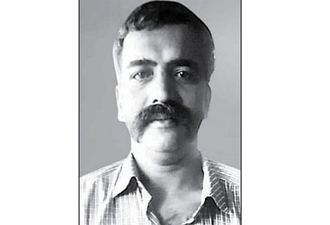 டாஸ்மாக் கடைக்கு வெடிகுண்டு மிரட்டல் விடுத்த லாரி டிரைவர் கைது - ஆயுதங்கள் பறிமுதல்