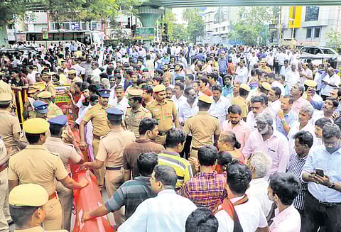 கவர்னர், தலைவர்கள் ஆஸ்பத்திரிக்கு சென்று நலம் விசாரித்தனர் கருணாநிதி உடல்நிலை சீராக இருக்கிறது