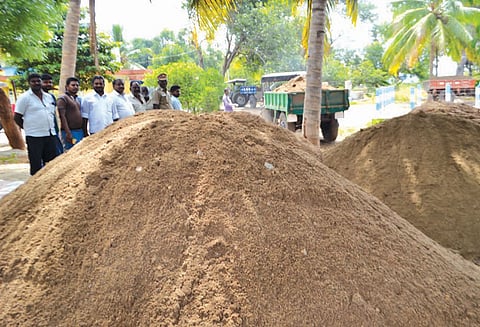 சரபங்கா நதியில் கடத்தல் கும்பல் பதுக்கி வைத்திருந்த மணல் குவியல் கண்டுபிடிப்பு