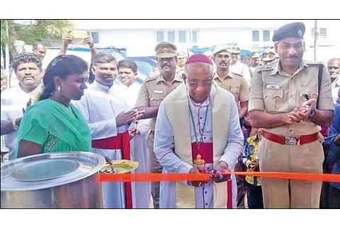 பனிமயமாதா ஆலய திருவிழா: சாதாரண உடையில் போலீசார் தீவிர கண்காணிப்பு