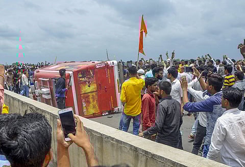 மராட்டியத்தில் மராத்தா போராட்டத்தில் மீண்டும் பயங்கர வன்முறை, வாகனங்கள் தீ வைத்து எரிப்பு
