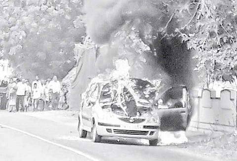 சாலையில் சென்று கொண்டிருந்த போது தீயில் எரிந்து கார் நாசம் 6 பேர் அதிர்ஷ்டவசமாக உயிர் தப்பினர்