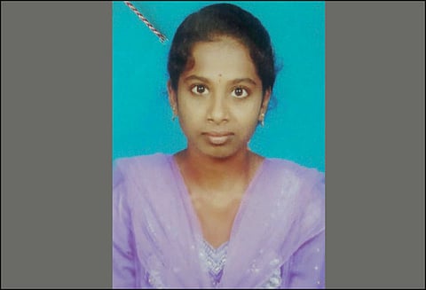 3 பேரை காதலித்த கல்லூரி மாணவி கிணற்றில் குதித்து தற்கொலை