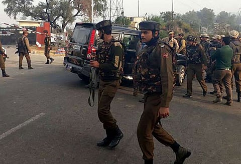 ஜம்மு காஷ்மீரில் 12 பயங்கரவாதிகள் ஊடுருவியிருப்பதாக தகவல்: கண்காணிப்பு தீவிரம்