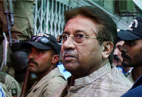 முஷரப்பின் தேசிய அடையாள அட்டை, பாஸ்போர்ட் ஆகியவற்றை முடக்க பாக்.உள்துறை உத்தரவு