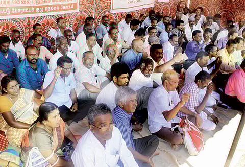 ஊதிய உயர்வு வழங்கக்கோரி பாளையங்கோட்டையில் தபால் ஊழியர்கள் உண்ணாவிரதம்