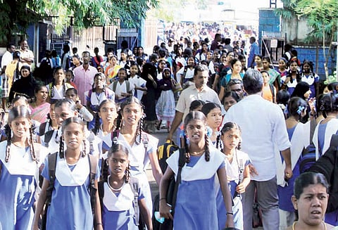 கோடை விடுமுறைக்கு பிறகு பள்ளிக்கூடங்கள் திறப்பு இலவச பாடப்புத்தகங்கள் வழங்கப்பட்டன