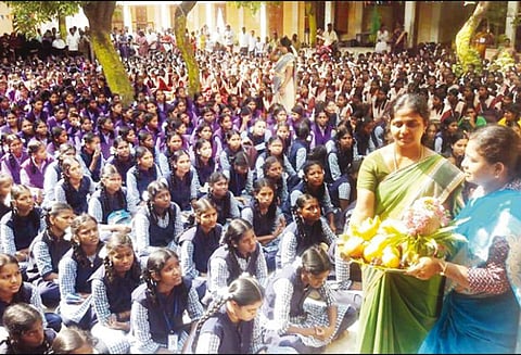 திருவண்ணாமலை நகராட்சி பெண்கள் பள்ளியில் மாணவிகளுக்கு பூரண கும்ப மரியாதையுடன் வரவேற்பு