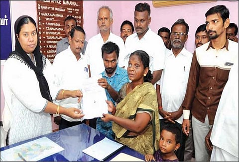 நாமக்கல்லில் ஜமாபந்தி: மாற்றுத்திறனாளி பெண்ணுக்கு உதவித்தொகைக்கான ஆணை கலெக்டர் ஆசியா மரியம் வழங்கினார்