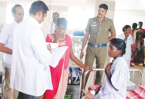 அரசு மருத்துவமனையில் இளம்பெண்ணுக்கு தவறான முறையில் அறுவை சிகிச்சை செய்ததாக புகார்