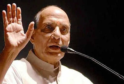 தமிழக சட்டம்-ஒழுங்கு குறித்து கவர்னரிடம் மத்திய மந்திரி ராஜ்நாத்சிங் விசாரித்தார்