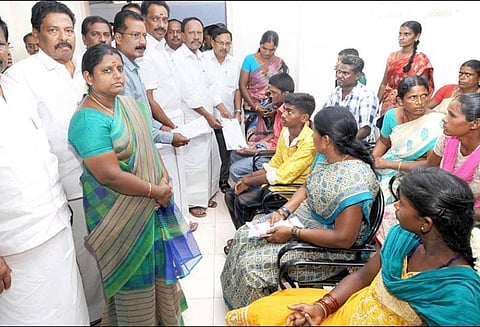 மாற்றுத்திறனாளிகளுக்கான சிறப்பு குறைதீர் கூட்டத்தில் 51 பேருக்கு தேசிய அடையாள அட்டை