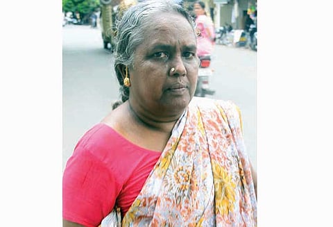 மூதாட்டியிடம் 6 பவுன் நகை அபேஸ் - போலீஸ்போல் நடித்து நூதன மோசடியில் ஈடுபட்ட 2 பேருக்கு வலைவீச்சு