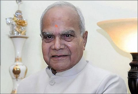 கவர்னர் பன்வாரிலால் புரோகித் டெல்லி சென்றார் பிரதமரை சந்தித்து பேசவும் திட்டம்