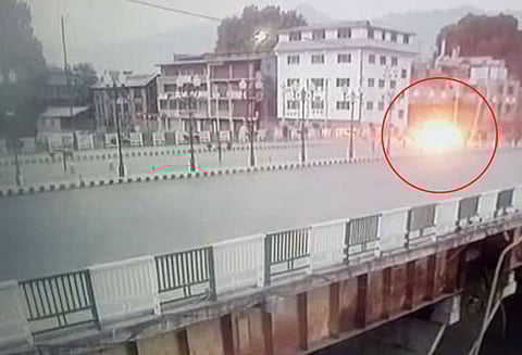 காஷ்மீரில் கையெறி குண்டு தாக்குதலில் 2 காவலர்கள் உள்பட 10 பேர் காயம்