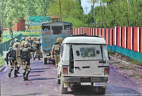 காஷ்மீரில் போலீஸ் வாகனம் மீது குண்டுவீச்சு; 16 பேர் படுகாயம்