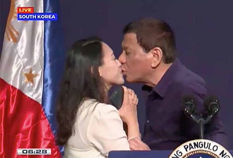 பொது மேடையில் பெண்ணிடம் பிலிப்பைன்ஸ் அதிபர் மோசமான செயல்