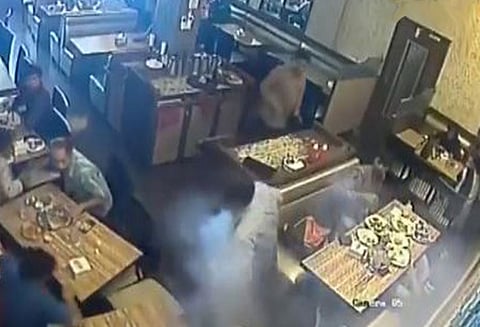 பாக்கெட்டில் வைத்திருந்த செல்போன் வெடிப்பு: உணவு விடுதியில் மக்கள் அதிர்ச்சி