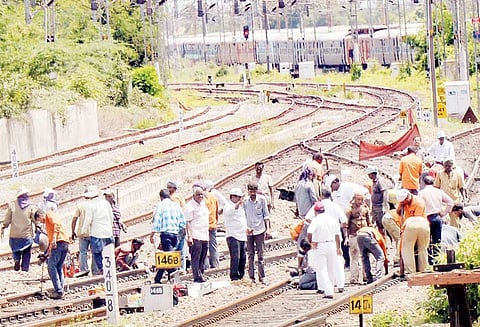 திருச்சி ஜங்ஷன் யார்டு அருகே அடிக்கடி தடம் புரளும் இடத்தில் ரெயில்வே தண்டவாளங்கள் சீரமைப்பு