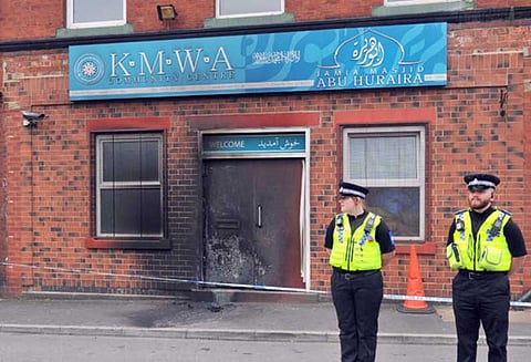 இங்கிலாந்தில் மசூதிக்கு தீ வைப்பு: சீக்கிய குருத்வாரா மீதும் தாக்குதல், வெறுப்புணர்வு சம்பவங்கள் என போலீஸ் தகவல்