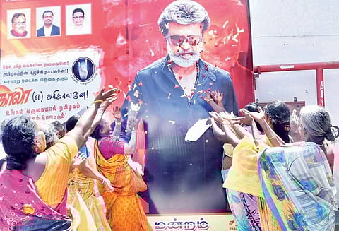 திருச்சியில் ரஜினியின் ‘காலா’ படம் திரையிடப்பட்ட தியேட்டர்கள் முன்பு ரசிகர்கள் உற்சாகம்