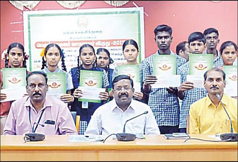 பள்ளி கல்வித்துறை சார்பில் மாணவ-மாணவிகளுக்கு காமராஜர் விருது