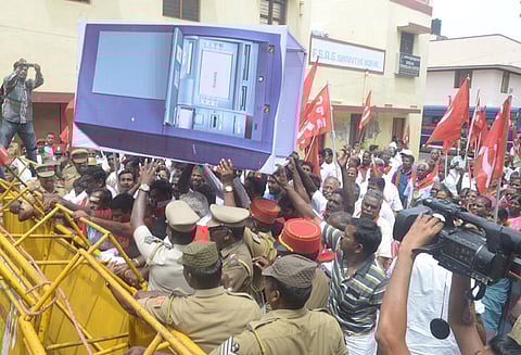 குற்றவாளிகளை கைது செய்யக்கோரி சட்டசபையை முற்றுகை 150 பேர் கைது