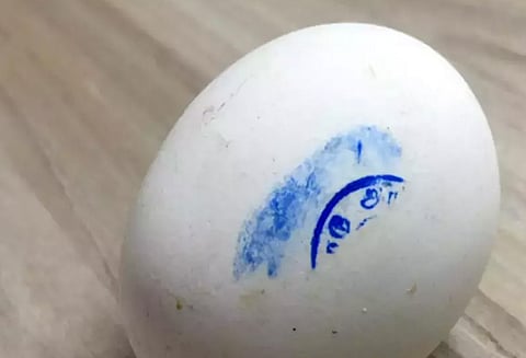 தமிழக அரசின் முத்திரை இடம்பெற்ற மதிய உணவு திட்ட முட்டைகள் சென்னை கடைகளில் விற்பனை