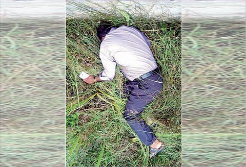 வங்கி காவலாளி வயலில் பிணமாக கிடந்தார் மர்ம சாவுக்கு காரணம் என்ன? போலீசார் தீவிர விசாரணை