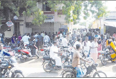 குழந்தை பெற்ற பெண் சாவு உறவினர்கள் முற்றுகையிட்டு போராட்டம்