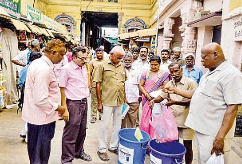 ஸ்ரீவில்லிபுத்தூர் நகராட்சி பகுதியில் பிளாஸ்டிக் பைகள் பறிமுதல்; கடைகளுக்கு அபராதம்
