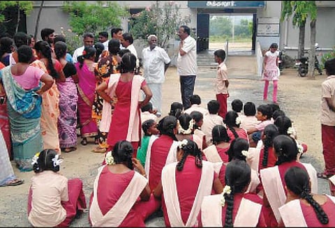 பள்ளியில் அடிப்படை வசதி இல்லாததை கண்டித்து வகுப்பை புறக்கணித்து மாணவ, மாணவிகள் போராட்டம்