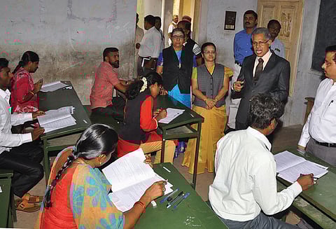 சிவில் நீதிபதி பணிக்கு முதல் நிலை தேர்வு வேலூர் உள்பட 9 மாவட்டங்களில் நடந்தது