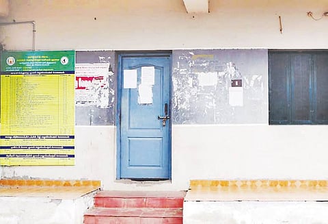 சர்வர் இணைப்பு கிடைக்காததால் தஞ்சை தாசில்தார் அலுவலகத்தில் இ-சேவை மையம் மூடப்பட்டது