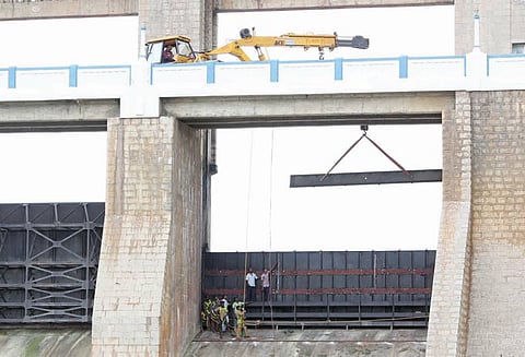 கிருஷ்ணகிரி அணையில் தற்காலிக ஷட்டர் அகற்றும் பணி தீவிரம்