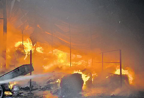 பிளாஸ்டிக் தொழிற்சாலை-அட்டைப்பெட்டி கம்பெனியில் தீ விபத்து