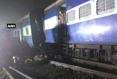 சென்னை-கொல்கத்தா சென்ற ஹவுரா ரெயிலின் 3 பெட்டிகள் தடம் புரண்டன