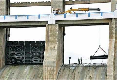 கிருஷ்ணகிரி அணையில் தற்காலிக ஷட்டர் அகற்றும் பணி நிறைவடைந்தது