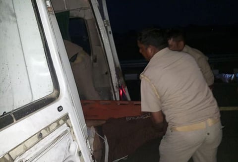 ஆக்ரா-லக்னோ எக்ஸ்பிரஸ் சாலையில் பயங்கரம்: லாரி மோதியதில் 6 மாணவர்கள் பலி