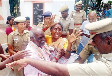 கலெக்டர் அலுவலகத்துக்கு மண்எண்ணெய் கேனுடன் வந்த தம்பதி துப்பாக்கியை காட்டி மிரட்டுவதாக பரபரப்பு புகார்