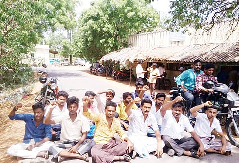 சோமரசம்பேட்டை பகுதியில் சூறைக்காற்றால் மின்சாரம் துண்டிப்பு; பொதுமக்கள் மறியல்