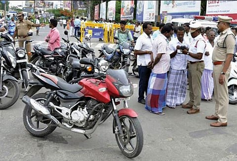 சேலம் மாநகரில் மீண்டும் அதிரடி நடவடிக்கை: ஹெல்மெட் அணியாமல் சென்ற 280 வாகன ஓட்டிகள் மீது வழக்குப்பதிவு