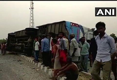 உத்தர பிரதேசத்தில் பேருந்து கவிழ்ந்து விபத்து: 17 பேர் பலி, 35 பேர் காயம்