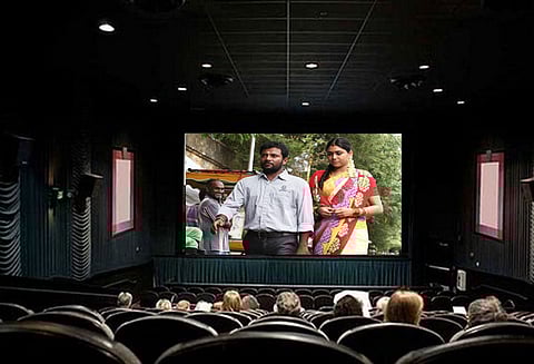 திருட்டுத்தனமாக ‘ஒரு குப்பை கதை’யை படம்பிடித்த தியேட்டருக்கு ‘சீல்’