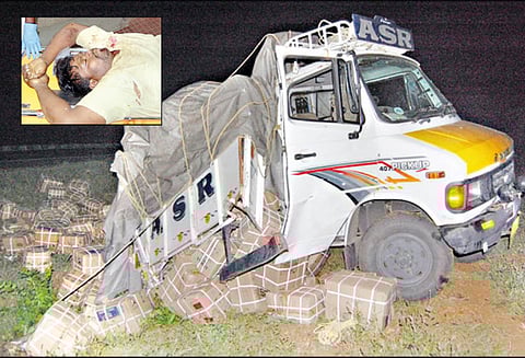 பழுதாகி நின்ற மினி லாரி மீது கன்டெய்னர் லாரி மோதி டிரைவர் பலி